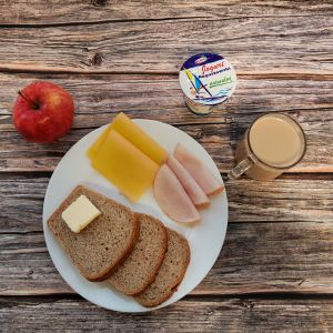 Zdjęcie przedstawia Dietę z ograniczeniem łatwoprzyswajalnych węglowodan&oacute;w: Chleb Graham Masło extra Szynka tostowa- drobiowa Ser ż&oacute;łty Pomidor Kawa zbożowa z mlekiem Jogurt naturalny Sałata zielona